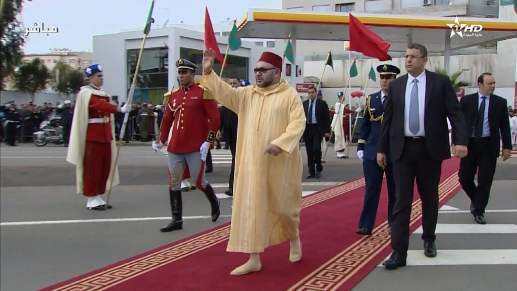 لحظة وصول الملك محمد السادس لمسجد البطحاء بالدار البيضاء لأداء صلاة الجمعة
