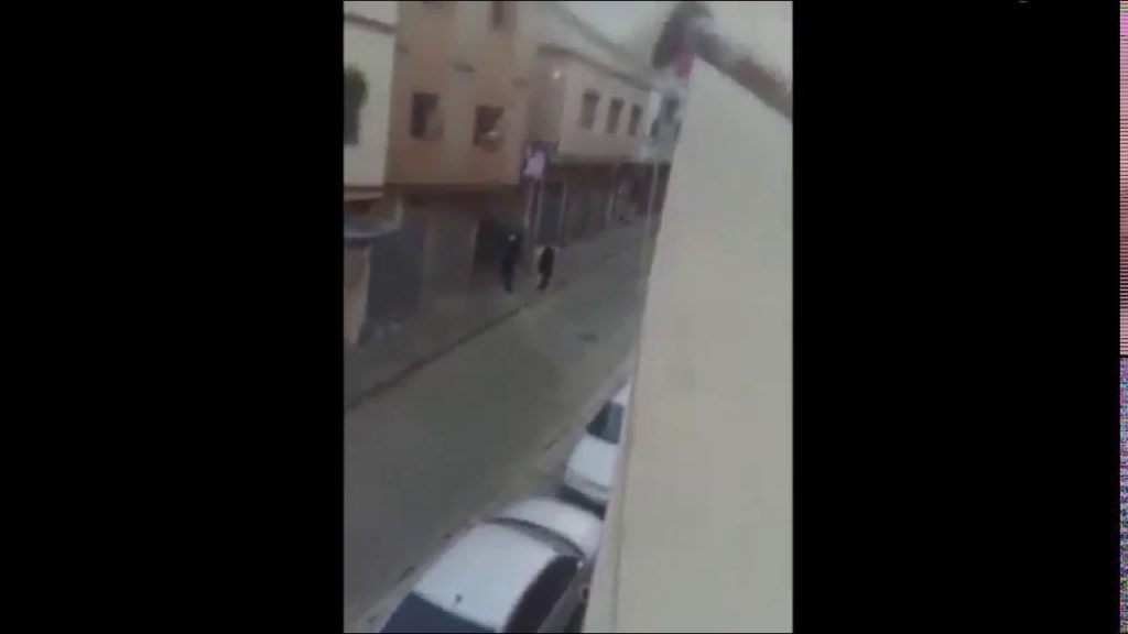 بالفيديو ... مشرمل تيكريسي في واضحة النهار بطنجة و الناس ماكادا دير والو