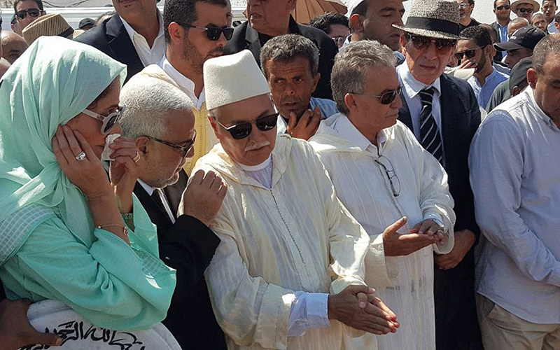 بالصور..بنعبد الله يودع والدته بالدموع في مقبرة الشهداء بالرباط