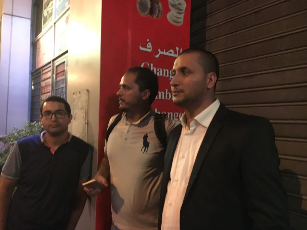 سائقي الطاكسيات يحتجزون صحفيين بالدار البيضاء