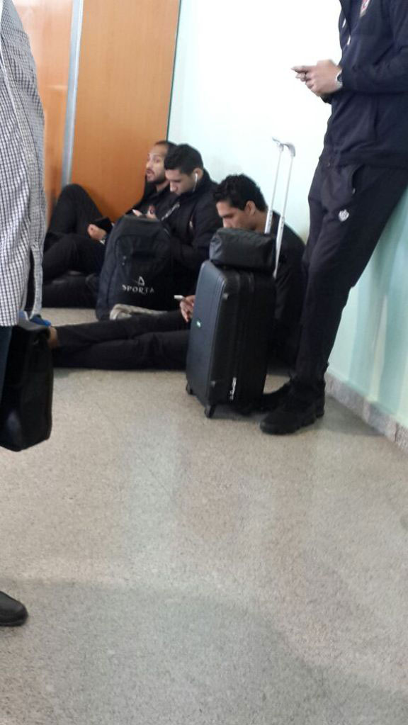  بالصور.. شاهد فريق الأهلي مدمر بمطار محمد الخامس بالبيضاء