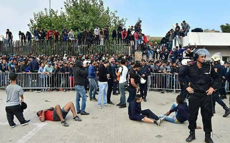  اقتناء تذاكر الأهلي والوداد.. فوضى وإغماءات في صفوف الجماهير الودادية