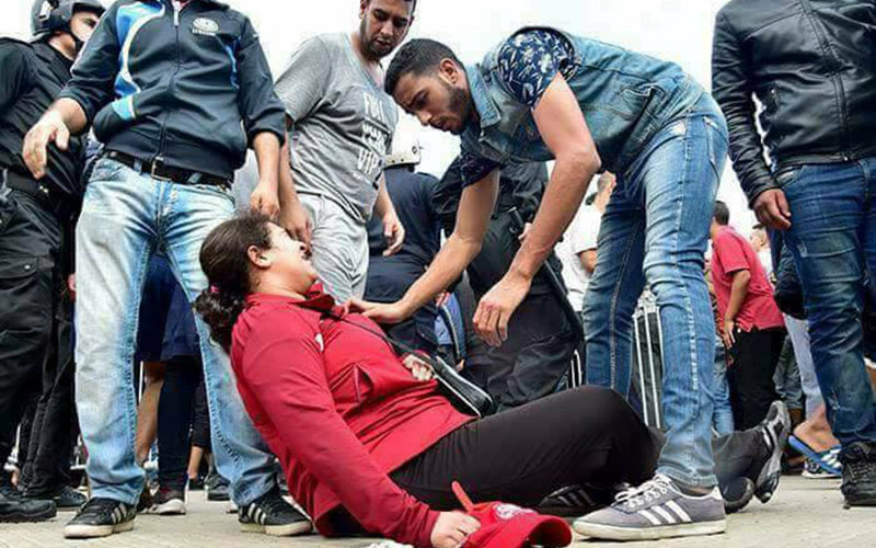  اقتناء تذاكر الأهلي والوداد.. فوضى وإغماءات في صفوف الجماهير الودادية
