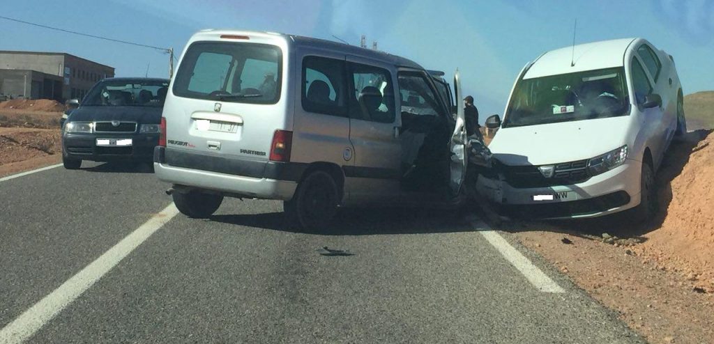 بالصور..حادثة سير على الطريق الجهوية رقم 104 الرابطة بين تيزنيت وتافراوت