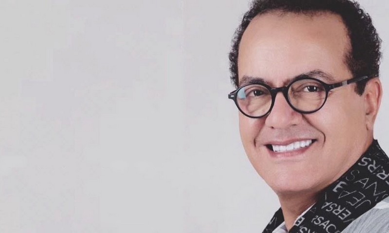 البشير عبدو يعانق عوده من جديد ويهدي أغنية للملك