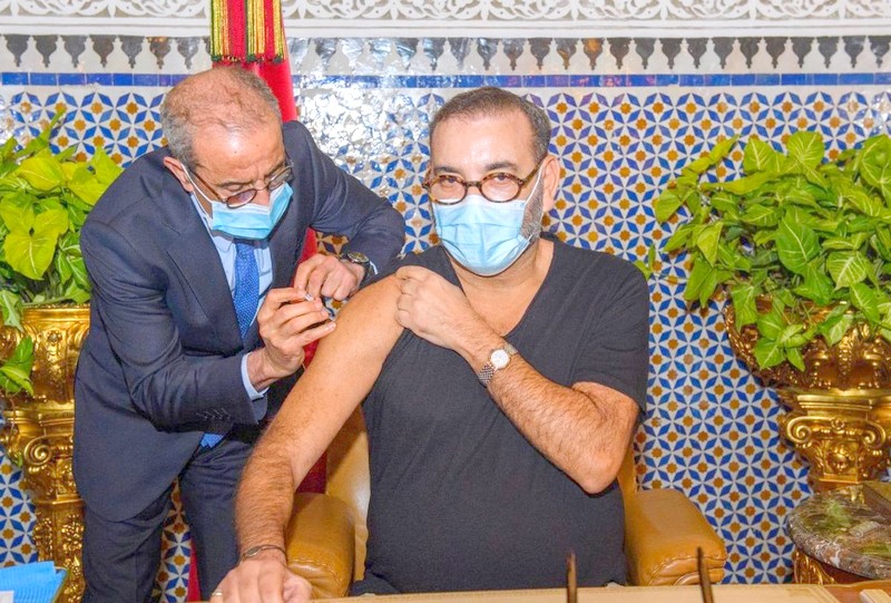 فرنسيون يشكرون الملك لتوفير التلقيح مجانًا لفائدة الأجانب المقيمين بالمغرب