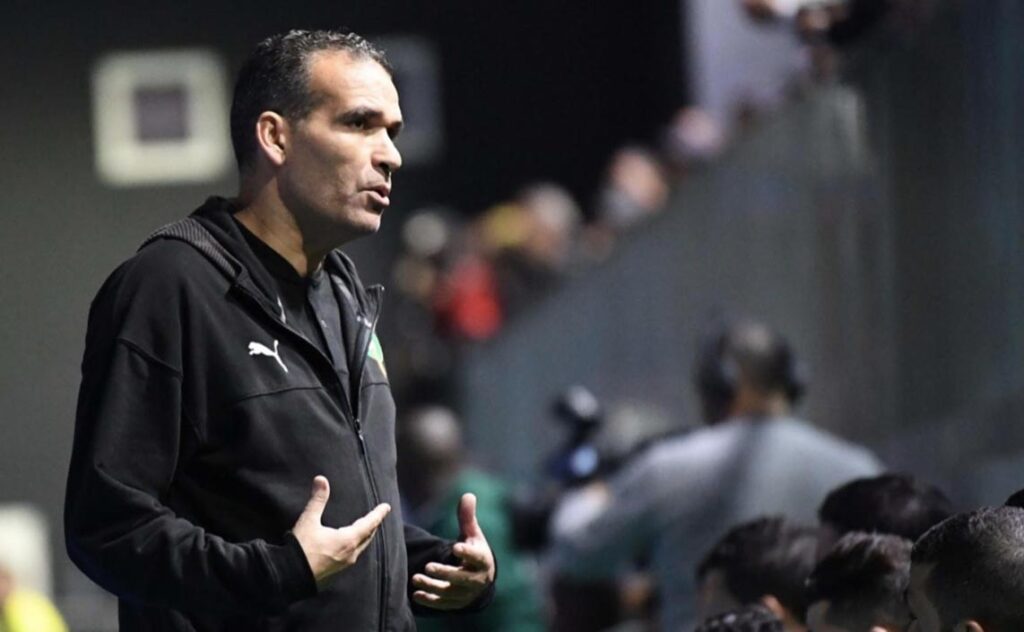هشام الدكيك مدرب المنتخب الوطني المغربي داخل القاعة