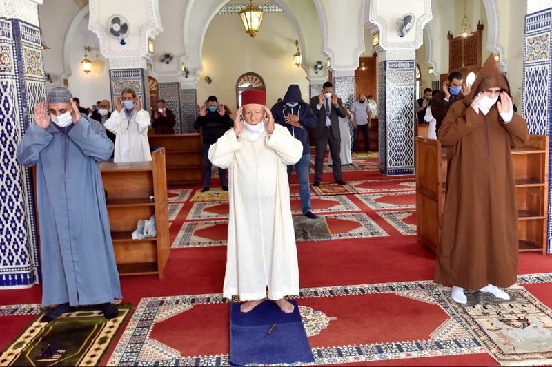 المغاربة يتضرعون إلى الله في مساجد المملكة طلبا لرحمته وجوده وعطائه