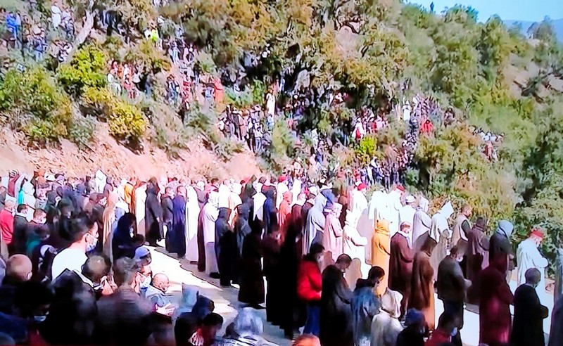 فيديو. وسط التكبيرات وفي مشهد جنائزي مهيب.. الآلاف يشيعون ‘الشهيد’ ريان إلى مثواه الأخير
