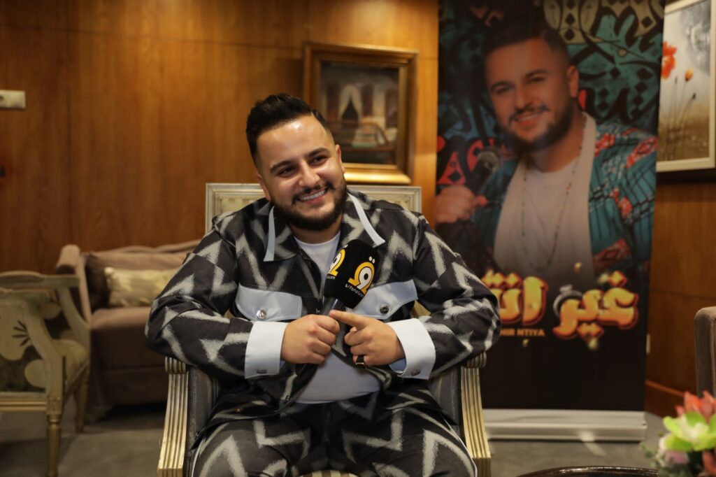 عثمان بلبل يكشف لـ “القناة” تفاصيل “غير انتيا” وحقيقة دخوله القفص الذهبي