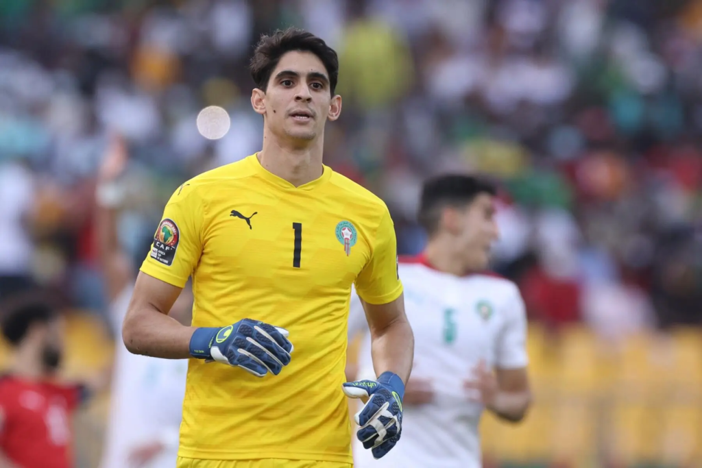 الدولي المغربي ياسين بونو حارس مرمى نادي الهلال السعودي