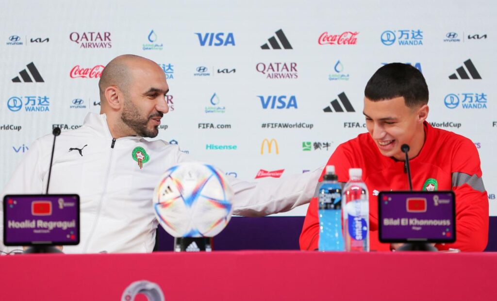 بلال الخنوس رفقة مدرب منتخب المغرب وليد الركراكي