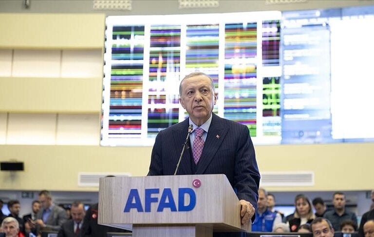 أردوغان يترحم على ضحايا الزلزال.. ويؤكد: 45 دولة والاتحاد الأوروبي عرضوا مساعدتنا