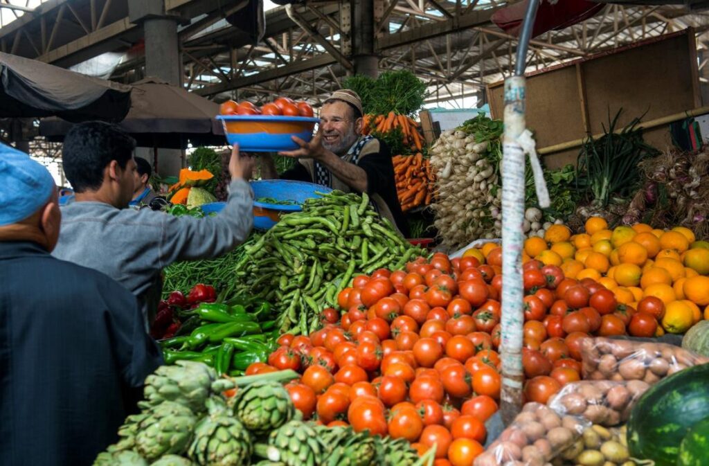 بائع الخضر في أحد الأسواق المغربية