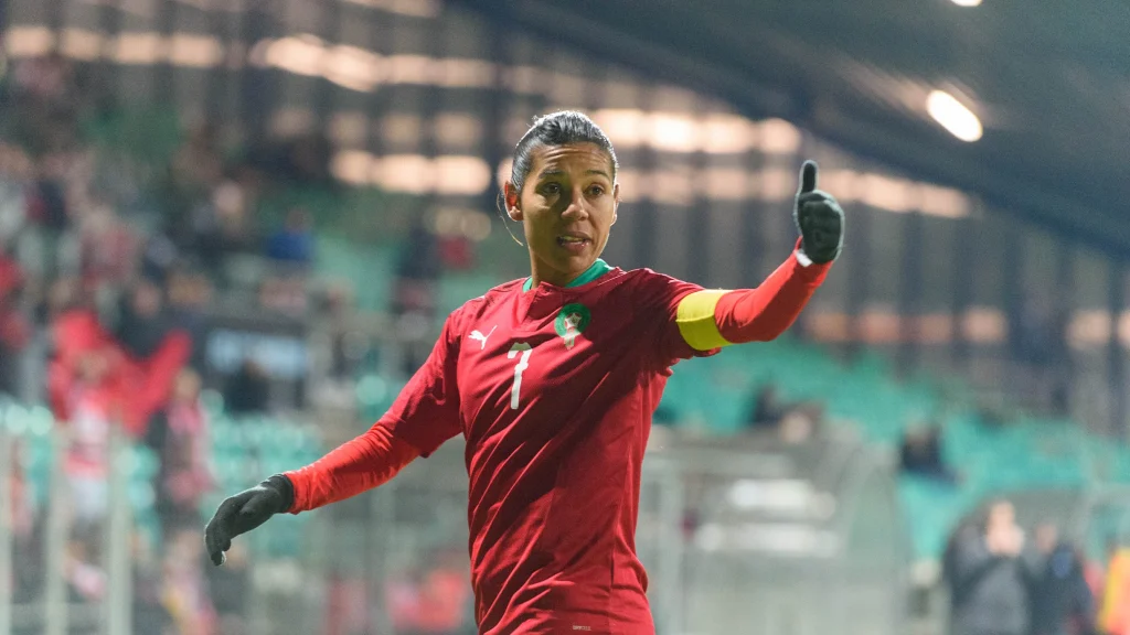 غزلان الشباك عميدة المنتخب المغربي لكرة القدم النسوية