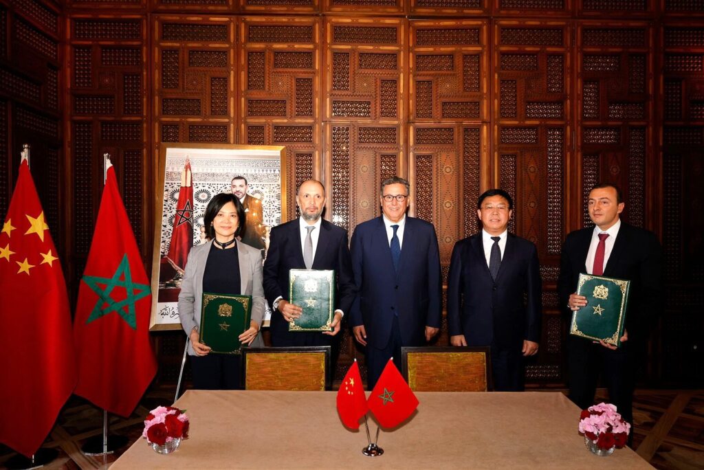 أخنوش يترأس مراسيم مذكرة تفاهم لإنشاء وحدة لصناعة بطاريات السيارات الكهربائية في بوقنادل