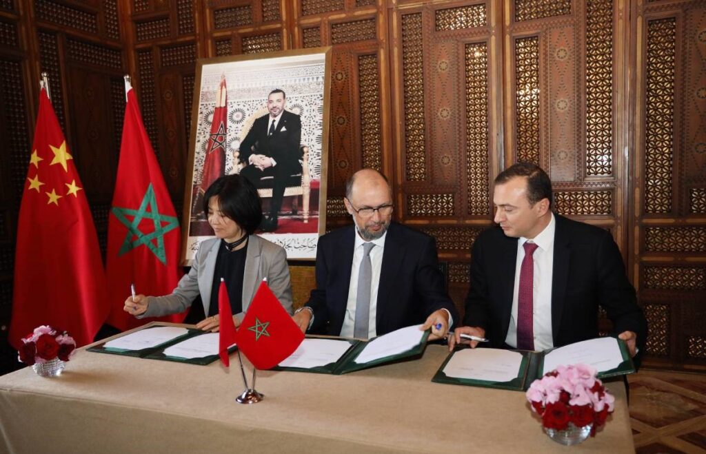 الوزير المنتدب المكلف بالاستثمار والالتقائية وتقييم السياسات العمومية، محسن الجزولي، والمدير العام لشركة “غوشن هاي تيك”، لي زهن