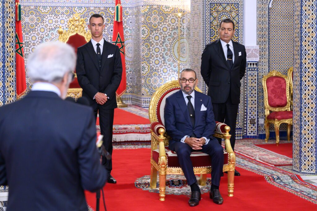 والي بنك المغرب يقدم للملك التقرير السنوي للبنك المركزي حول الوضعية الاقتصادية والنقدية والمالية