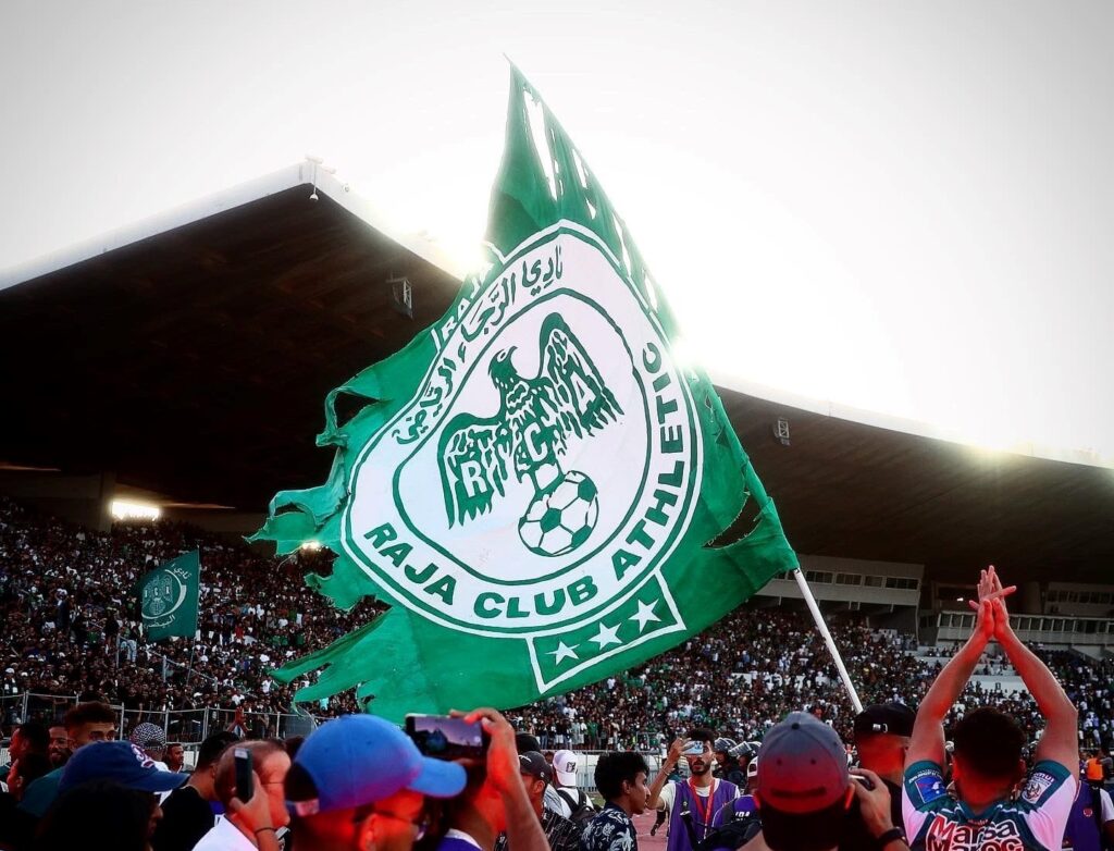 جانب من جماهير الرجاء الرياضي يحملون علم النادي