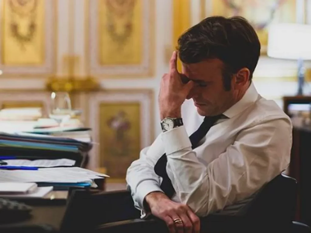الرئيس الفرنسي إيمانويل ماكرون داخل مكتبه بقصر الإليزيه