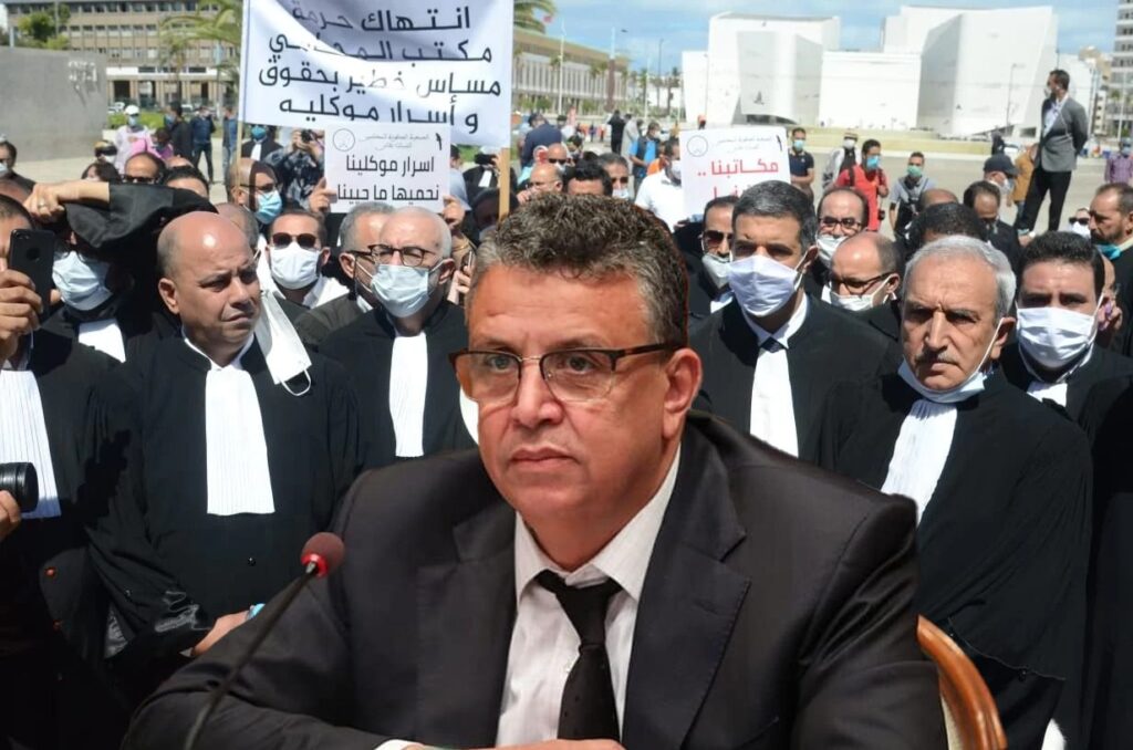 صورة مركبة لوزير العدل عبد اللطيف وهبي واحتجاجات سابقة لأصحاب البدلة السوداء