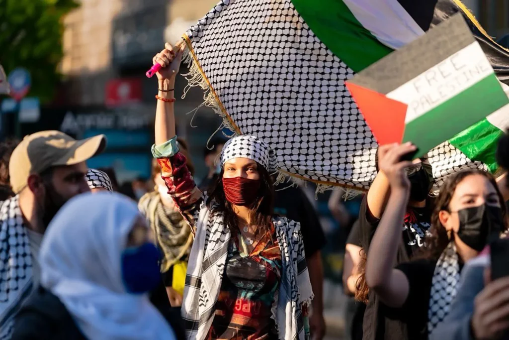 الأميركية من أصل فلسطيني بيلا حديد في مظاهرة سابقة تضامنا مع فلسطين
