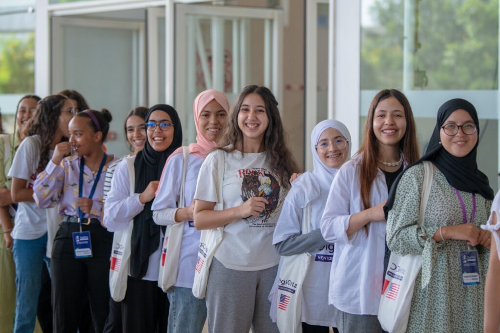 برنامج DigiGirlz لدعم الفتيات في مجالات العلوم والتكنولوجيا والهندسة والرياضيات