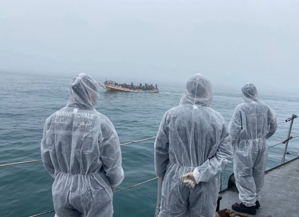 وحدة بحرية تابعة للبحرية الملكية المغربية أثناء تقديم المساعدة لقارب يحمل مهاجرين غير شرعيين
