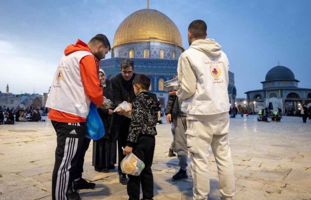في إطار العملية الإنسانية التي أمر بها صاحب الجلالة، وكالة بيت مال القدس تنهي عملية السلة الغذائية وتواصل توزيع الحصص الغذائية على المستفيدين في القدس