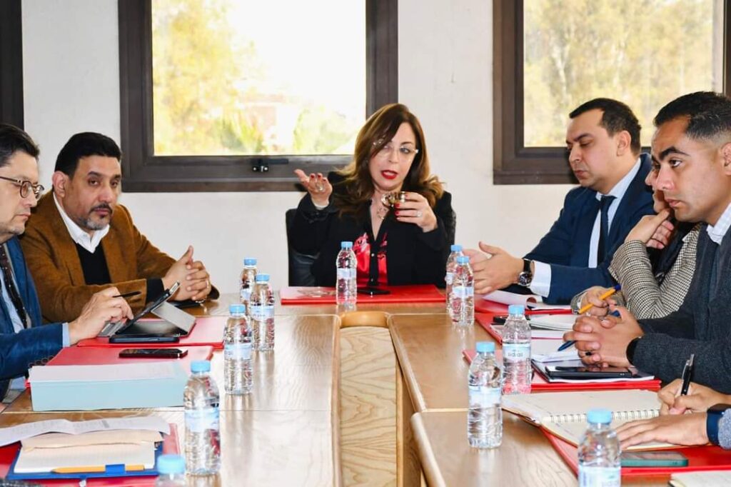 الرئيسة السابقة لجماعة الرباط أسماء غلالو في اجتماع مع أعضاء الجماعة