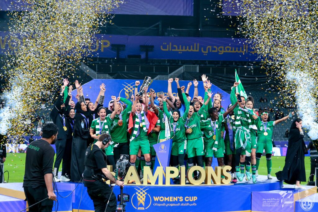 لحظة تتويج ابتسام الجرايدي وفريقها الأهلي بكأس الاتحاد للسيدات