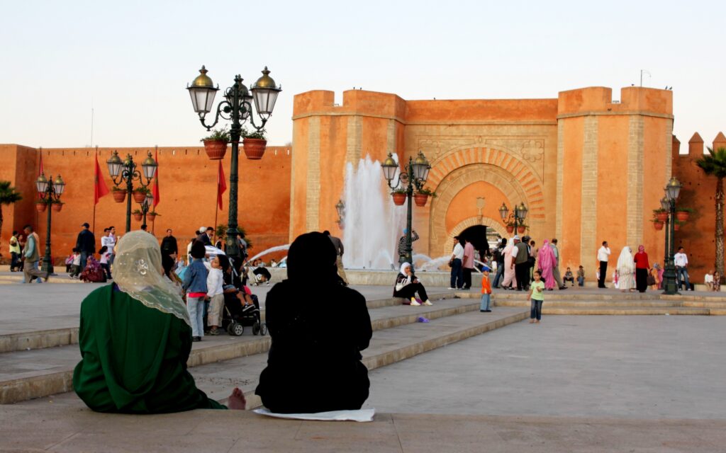 نساء في ساحة عمومية بالرباط