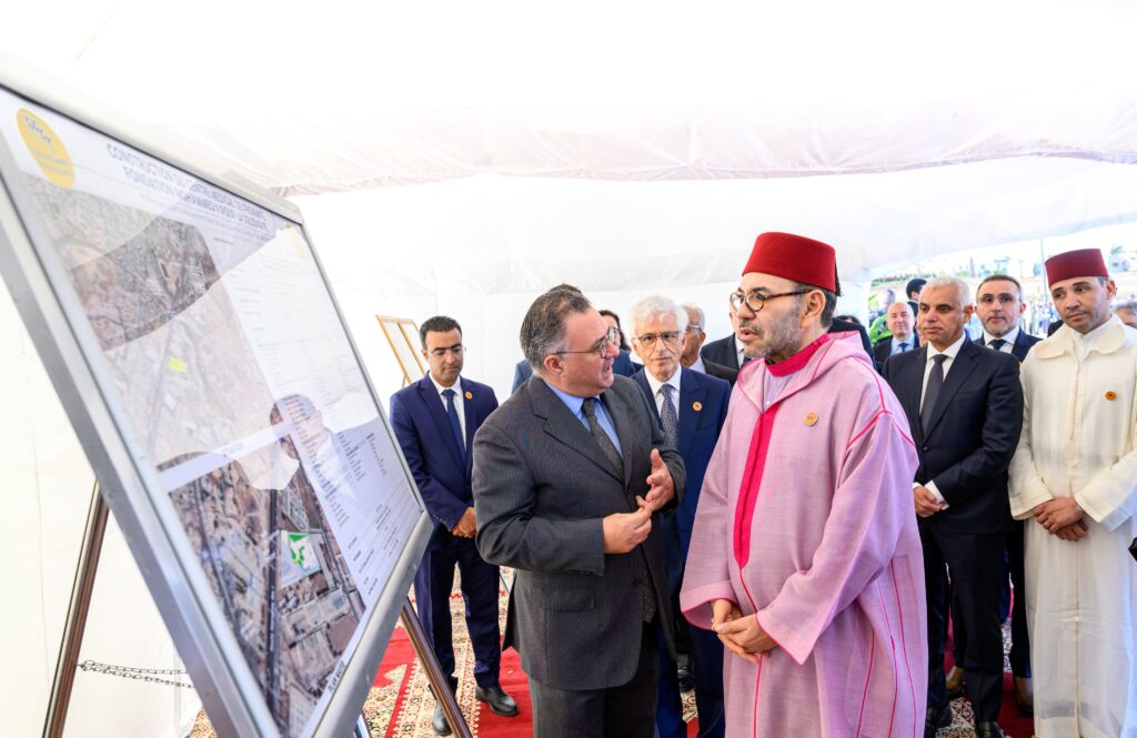 الملك يضع حجر الأساس لمركز طبي للقرب ويطلق المرحلة الثانية للوحدات الطبية المتنقلة