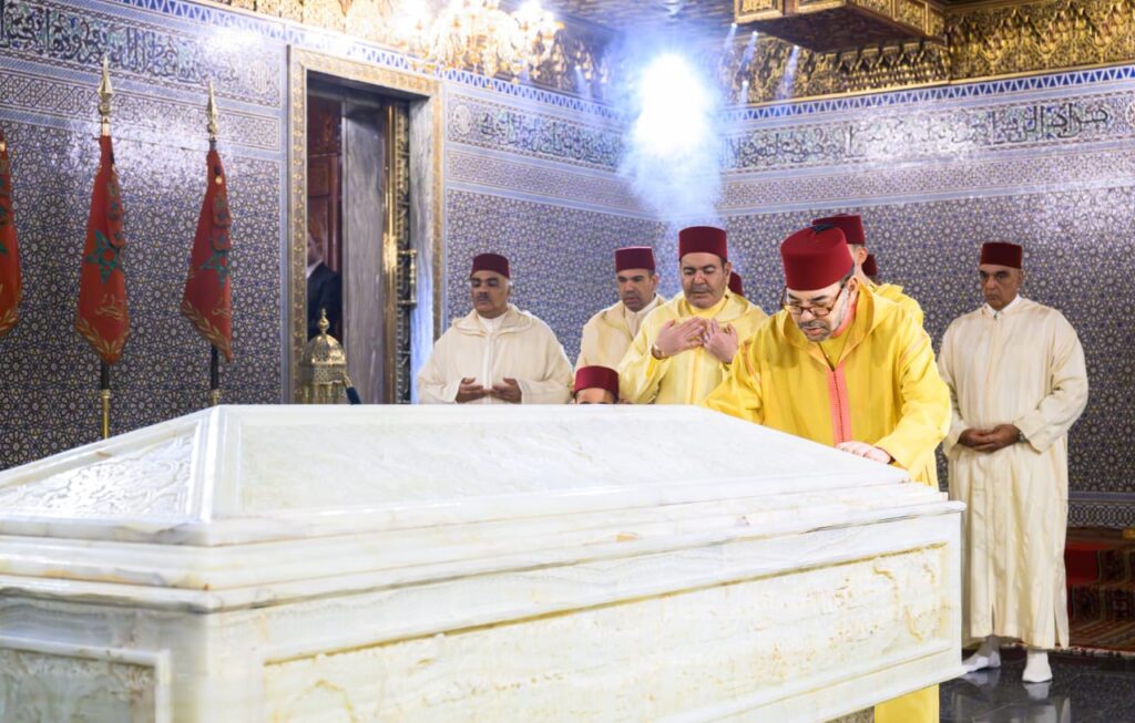 أمير المؤمنين صاحب الجلالة الملك محمد السادس يترحم على روح جلالة المغفور له الملك محمد الخامس