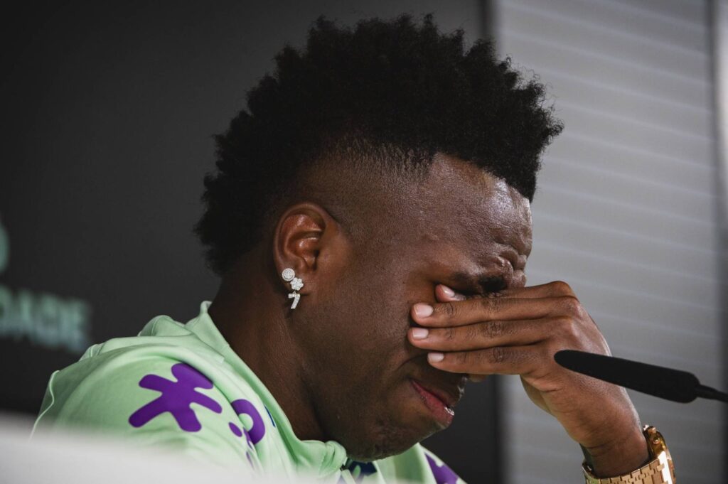 نجم ريال مدريد فينيسيوس جونيور لحظة انهياره باكياً في مؤتمر صحفي بسبب الإهانات العنصرية