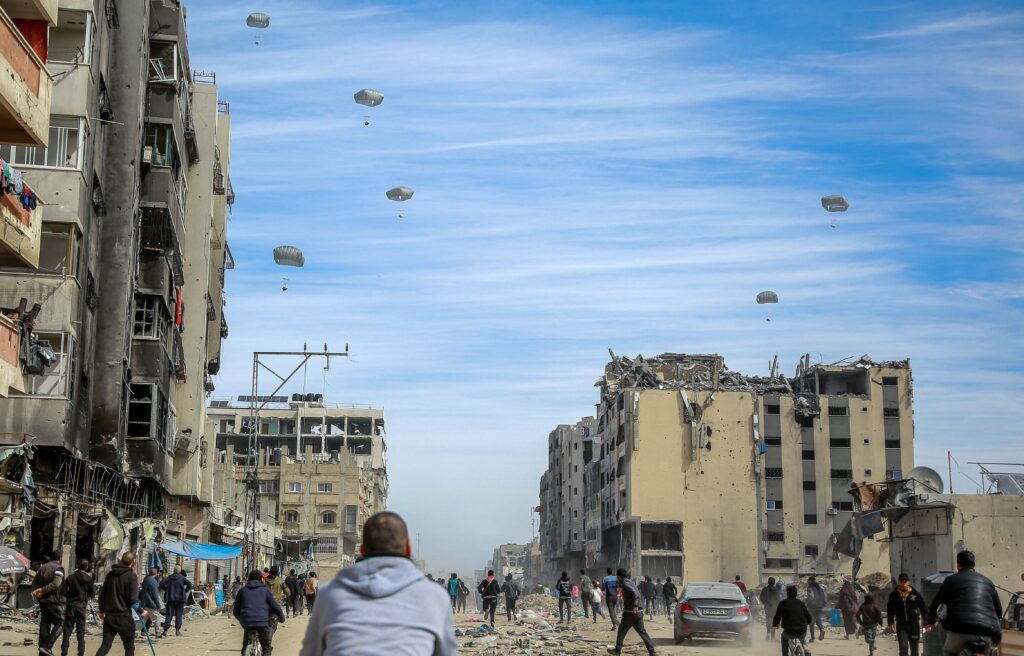 عملية إسقاط المساعدات جوا على سكان غزة