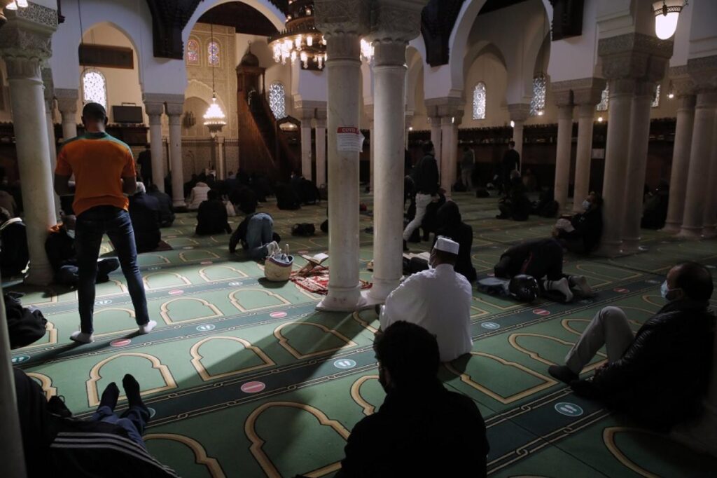 مصلون في أحد المساجد الأوروبية