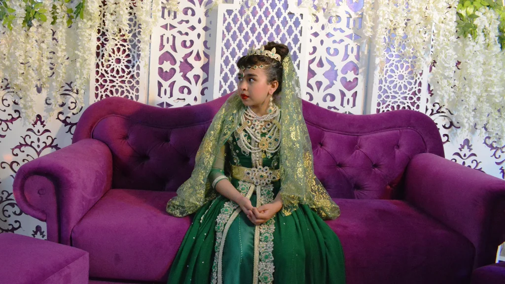 طفلة بالزي التقليدي