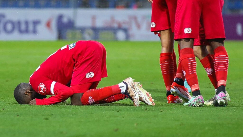 لاعب فريق الوداد الرياضي يسجد سجدة شكر بعد تسجيله هدف لفريقه