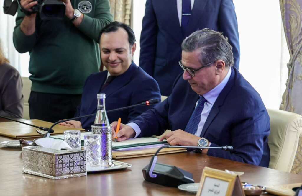 رئيس الحكومة عزيز أخنوش يوقع على اتفاق اجتماعي مع النقابات المركزية