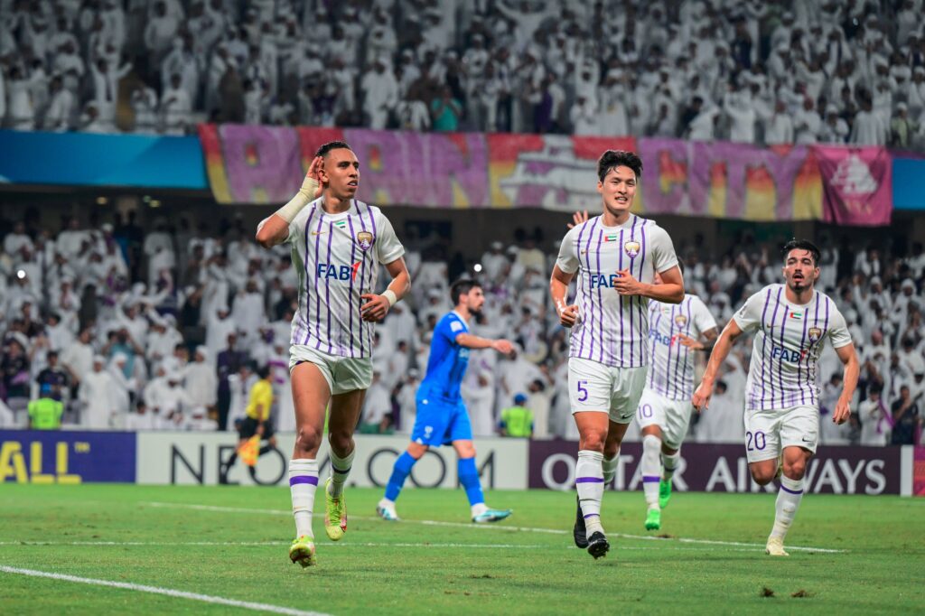 الدولي المغربي ونجم العين الإماراتي سفيان رحيمي