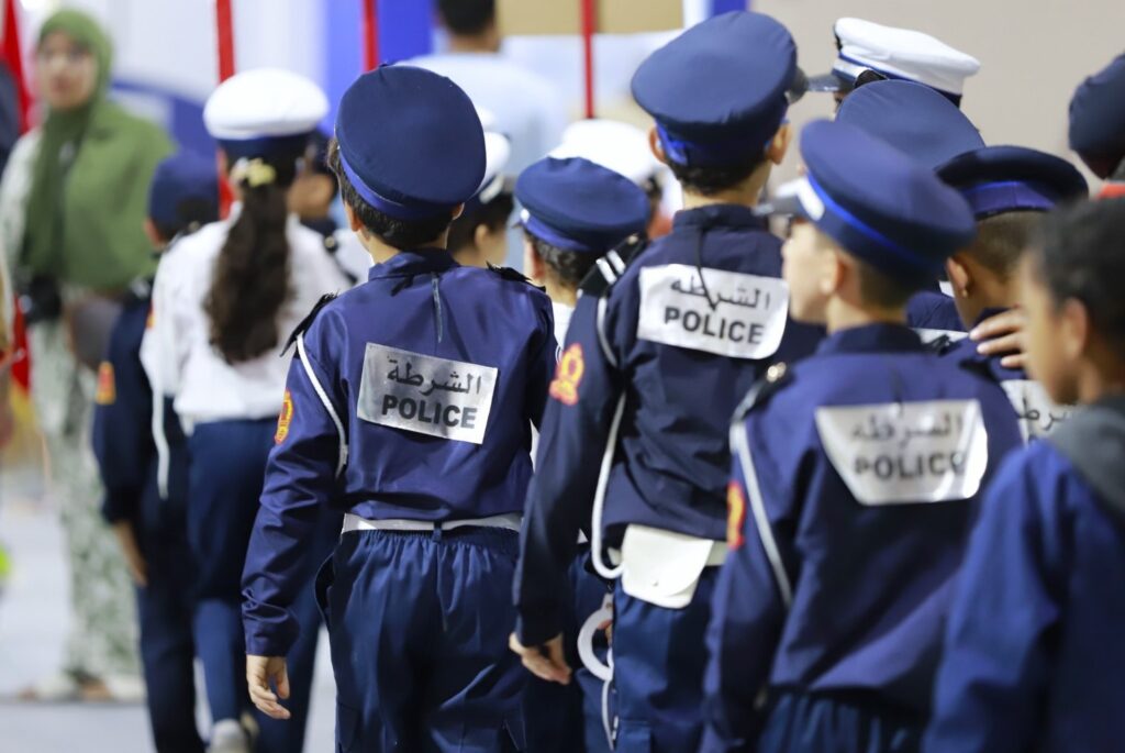 أطفال بزي الأمن في الأبواب المفتوحة للأمن الوطني
