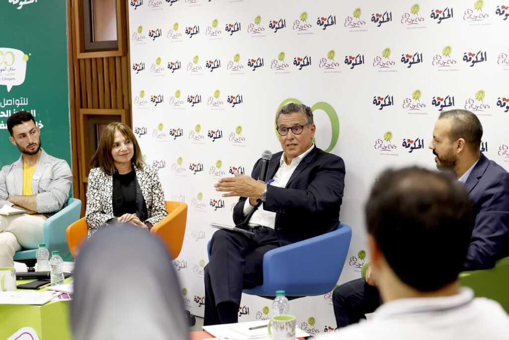 عزيز أخنوش رئيس الحكومة خلال نقاشات مقهى المواطنة