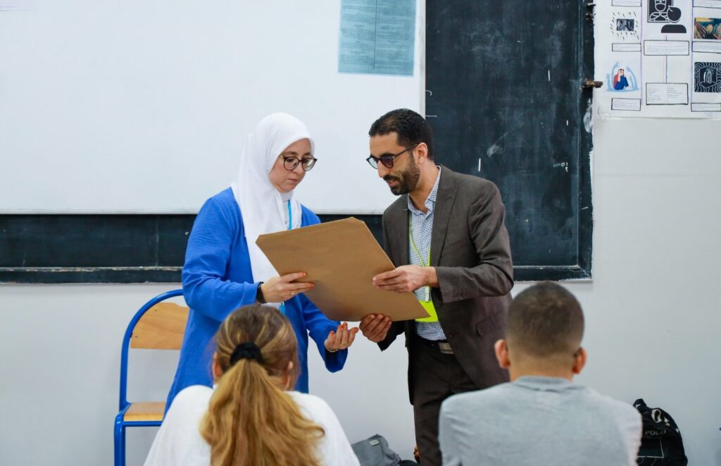 أستاذ وأستاذة داخل فصل لاجتياز امتحان نيل شهادة البكالوريا