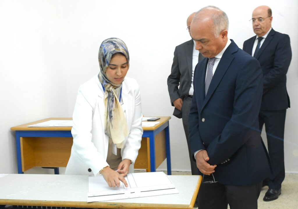 تمت تعبئة ما يفوق 49.000 مكلفا بالمراقبة، واعتماد 1.833 مركزا للامتحانات