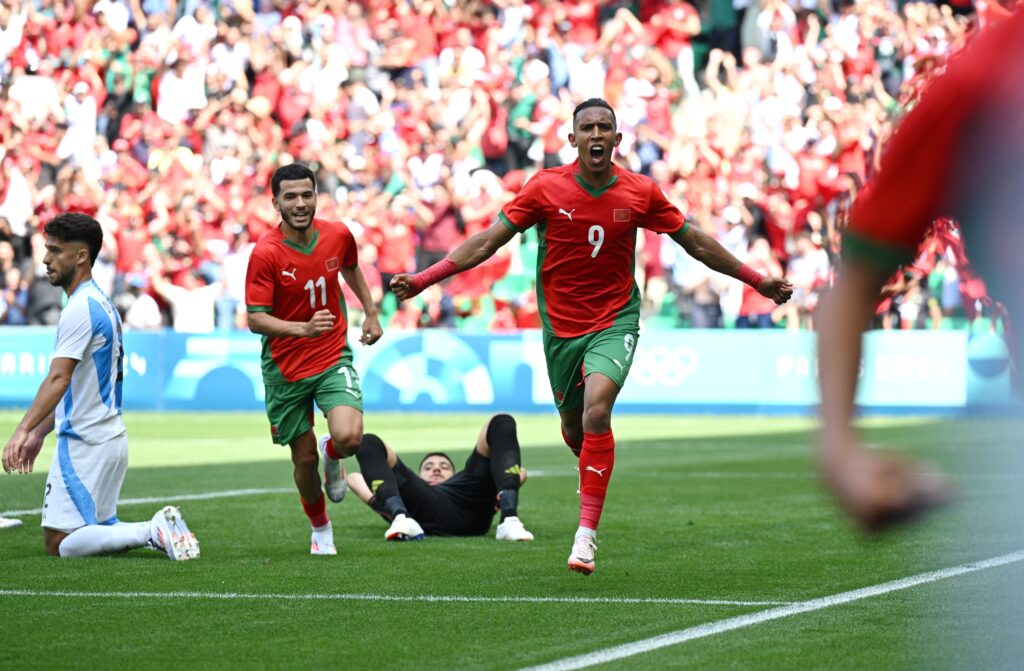 الدولي المغربي سفيان رحيمي بعد تسجيله لهدف التقدم على منتخب الأرجنتين في أولمبياد باريس