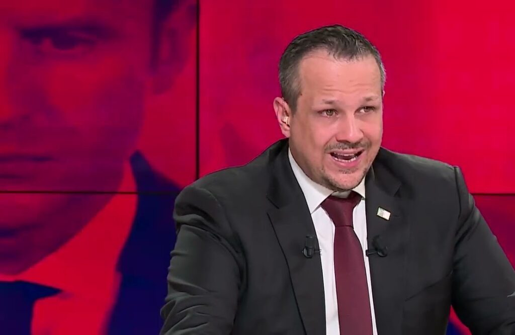 الإعلامي الجزائري مهدي غزار