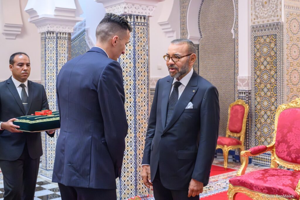 الملك محمد السادس يستقبل بتطوان البطل الأولمبي سفيان البقالي