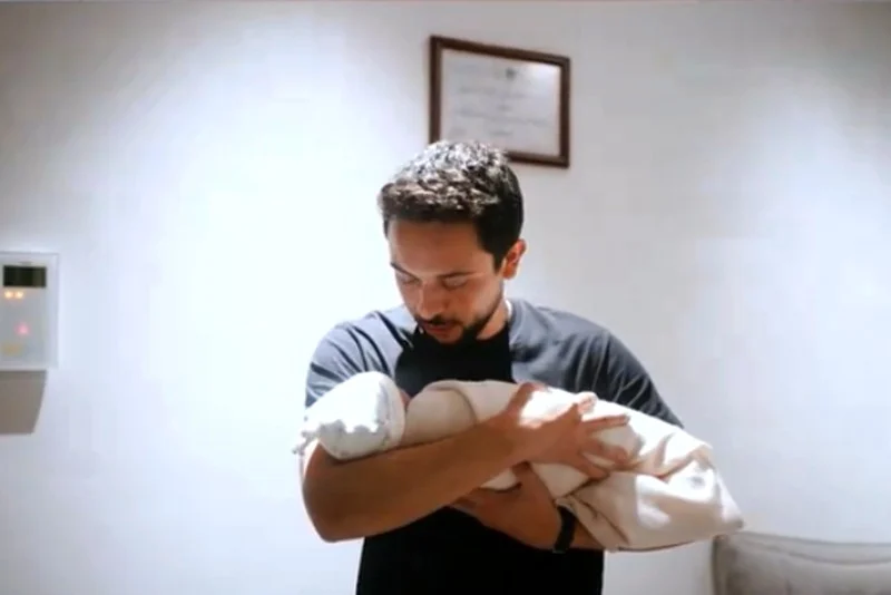 الملك يهنئ ولي عهد الأردن والأميرة رجوة الحسين بقدوم مولودتهما الأولى ولي عهد الأردن