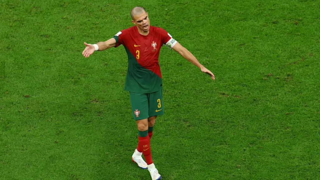 البرتغالي بيبي يعتزل كرة القدم عن عمر 41 سنة